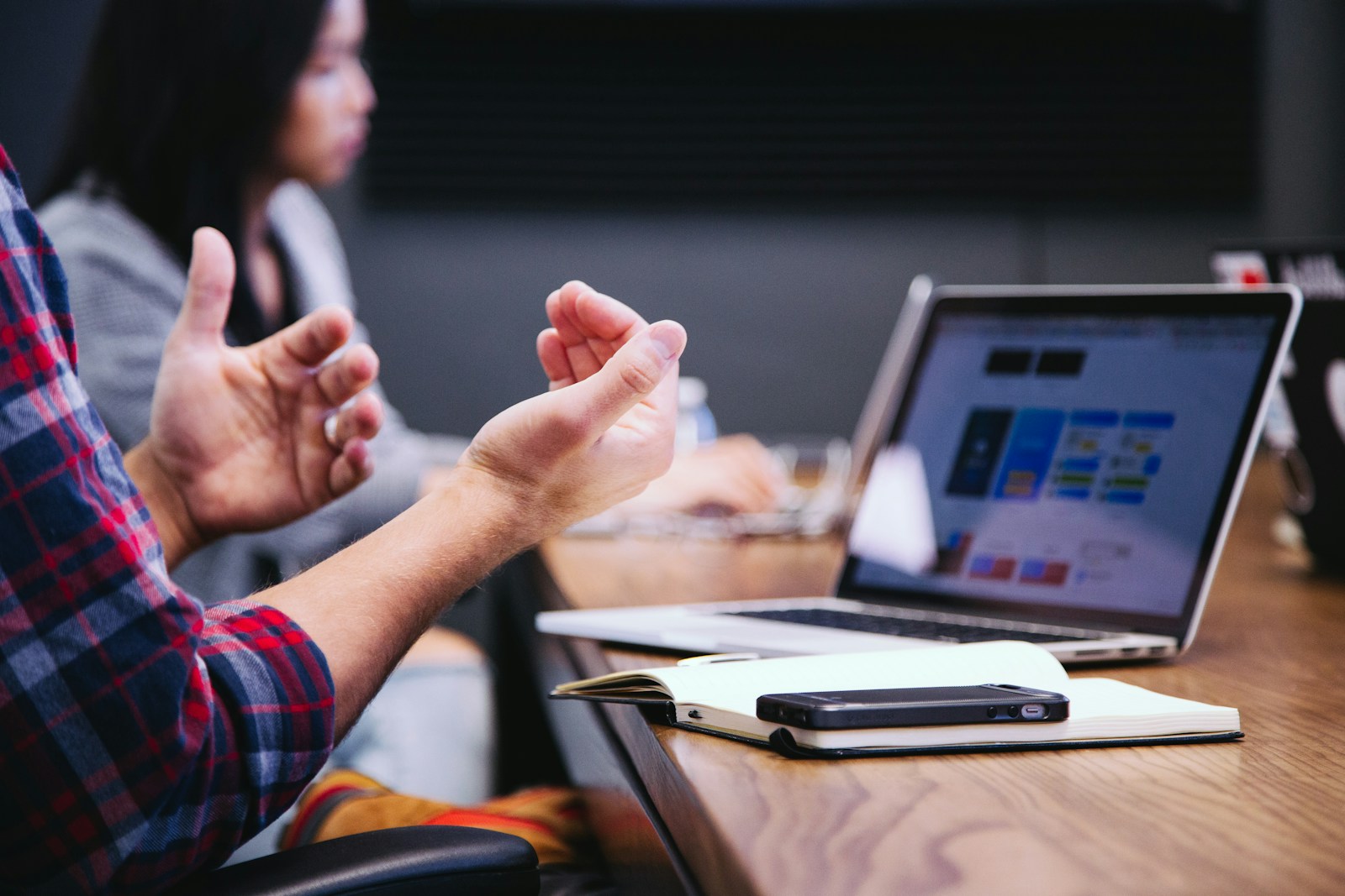 Ontdek de kracht van BlinQ Recruitment in het vinden van top talent voor jouw bedrijf black smartphone near person